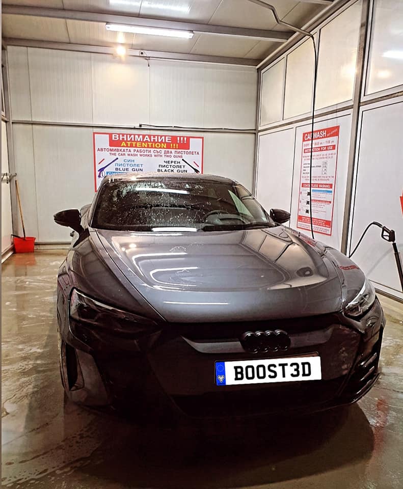 Клиентски автомобил в автомивката